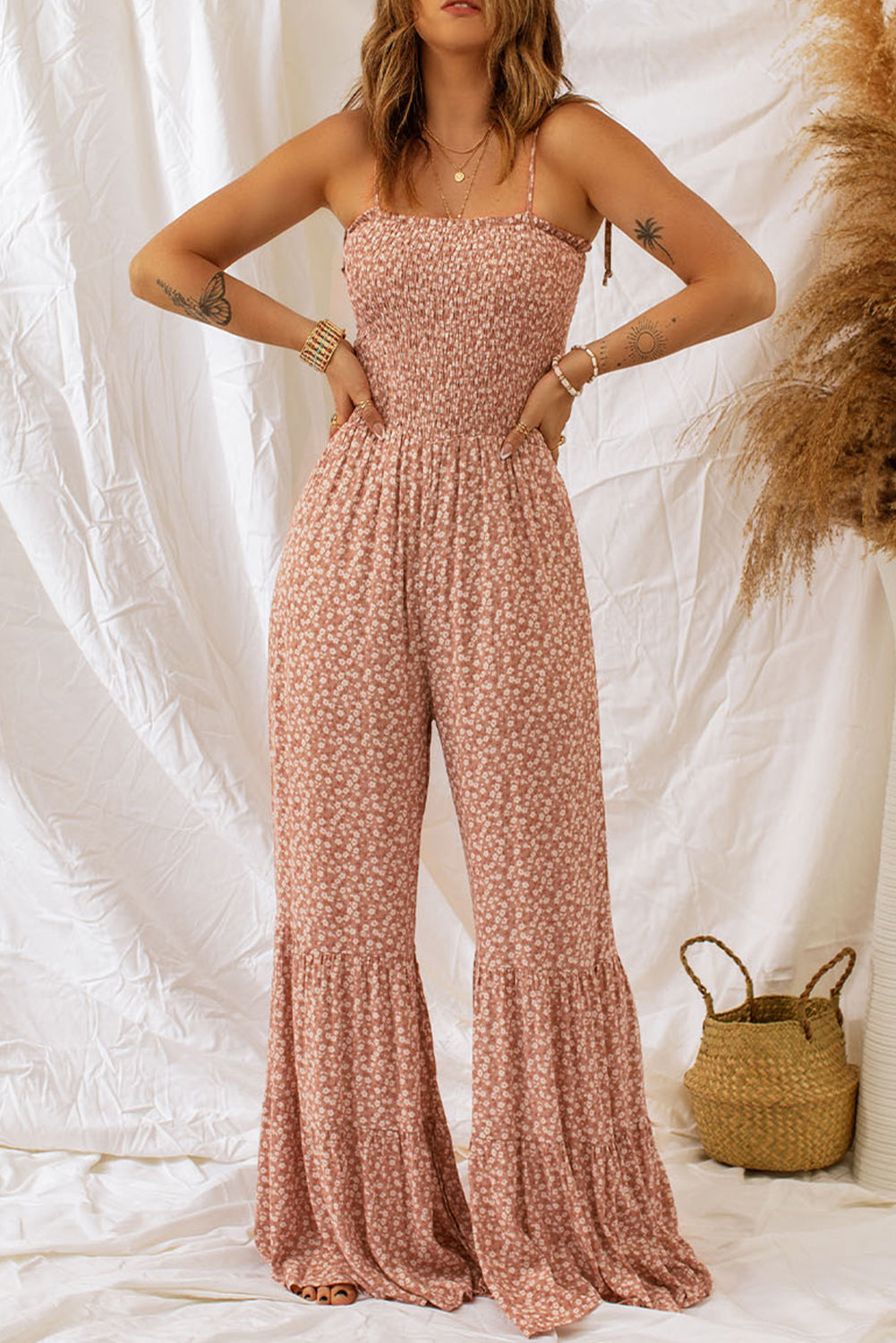 Zwarte dunne bandjes, gesmokt lijfje, wijde pijpen, bloemen jumpsuit