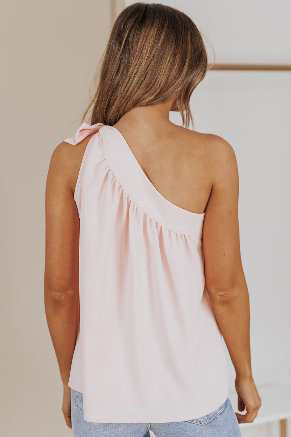 Roze asymmetrische mouwloze top met strik op de schouder