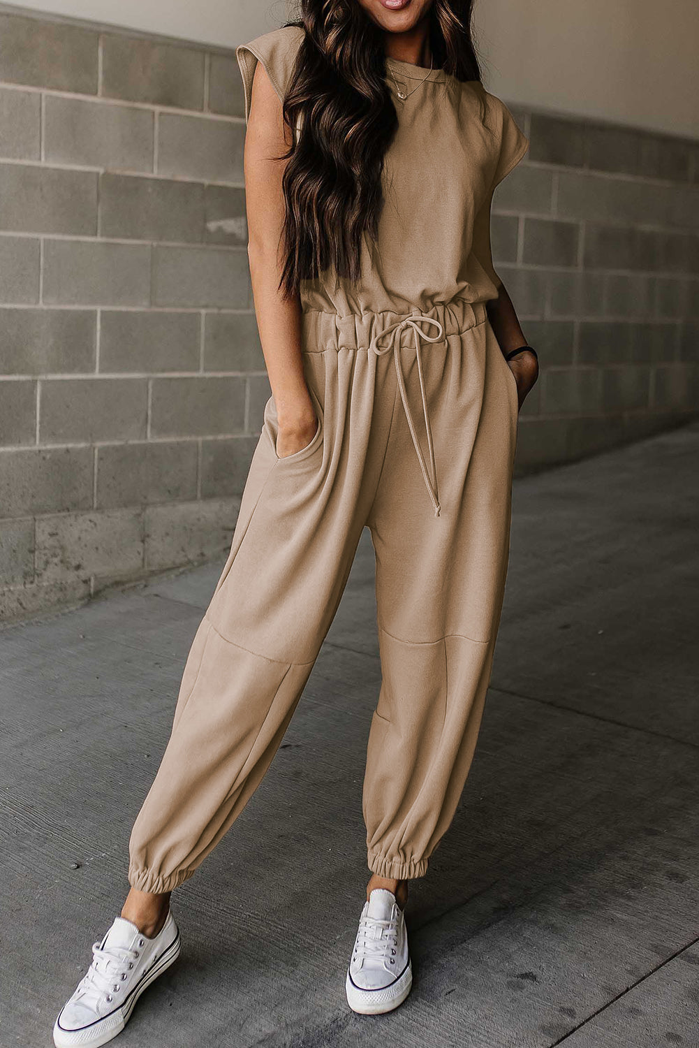 Lichte Franse beige kapmouw open rug trekkoord jogger jumpsuit