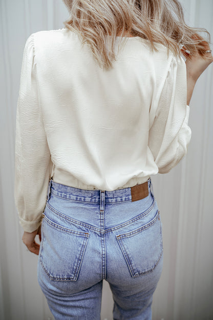 Witte V-hals crop blouse met elastische gedraaide zoom