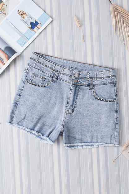 Hemelsblauwe denim shorts met diamanten studs en vintage wash