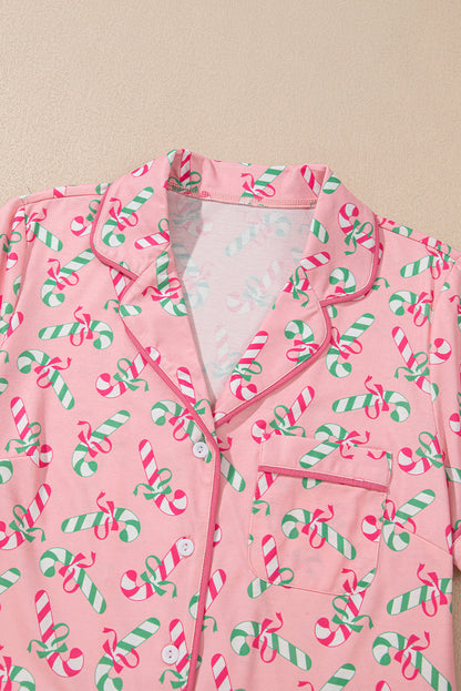 Roze kerstpyjamaset met knoop en zakmotief in zuurstokprint