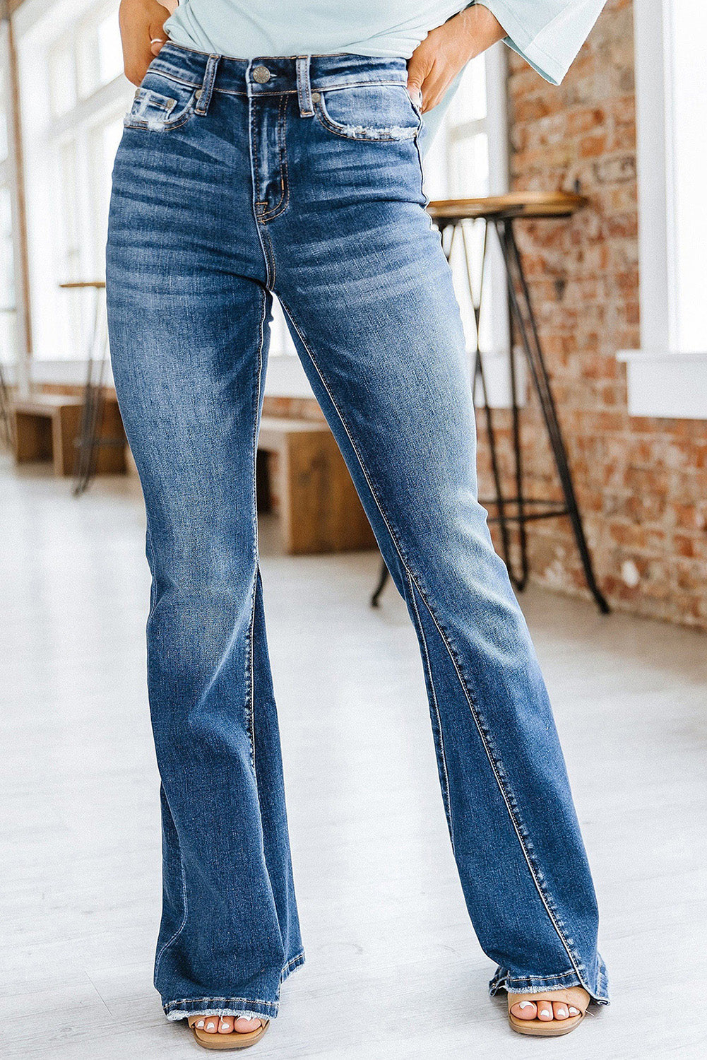 Hemelsblauwe medium wash high rise flare jeans