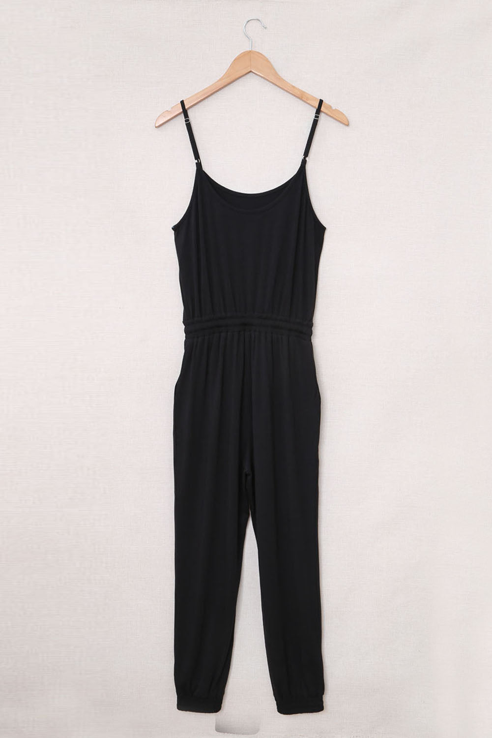 Zwarte jumpsuit met spaghettibandjes en trekkoord in de taille