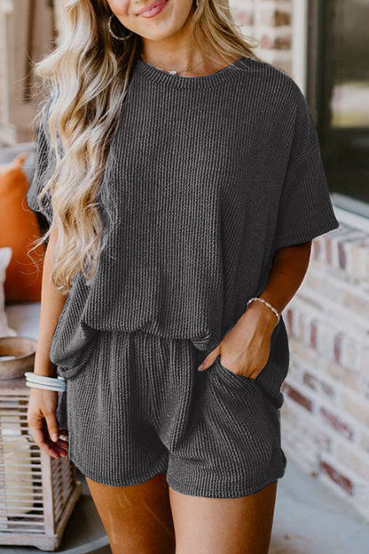 Set van een Carbon Grey Ribbed Textured Knit Loose Fit T-shirt en korte broek