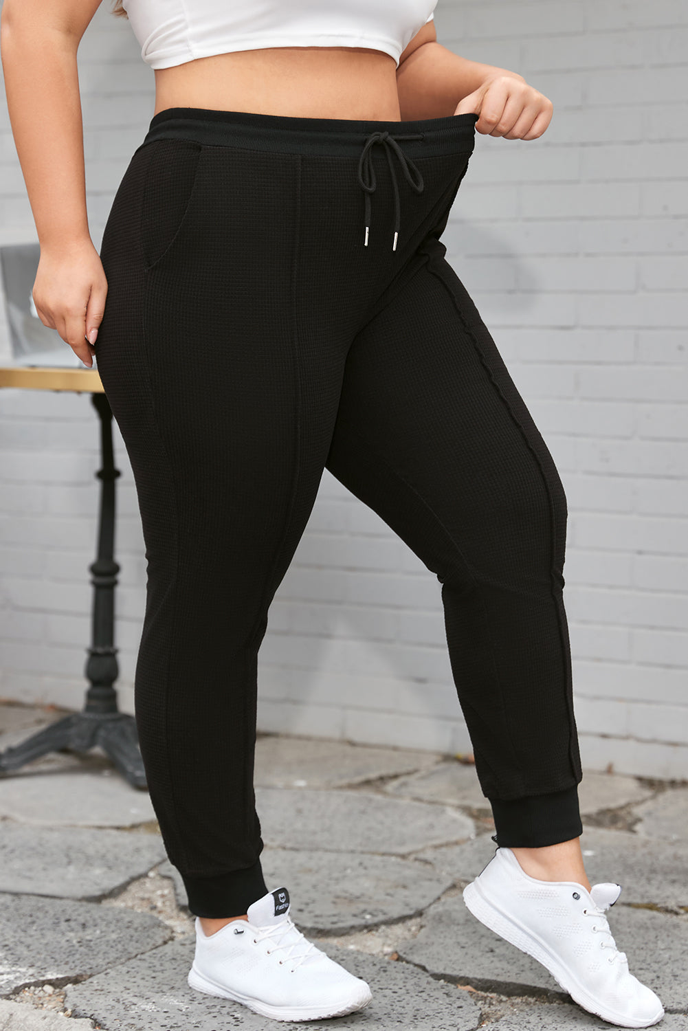 Zwarte plus-size getextureerde joggingbroek met zichtbare naden en trekkoord