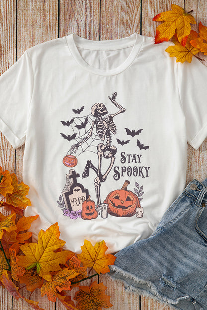 Witte schedelpompoengezicht STAY SPOOKY grafische Halloween T-shirt