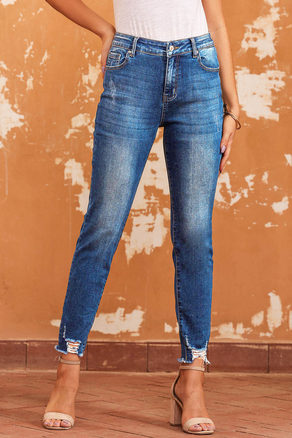 Blauwe skinny jeans met ruwe zoom tot op de enkel