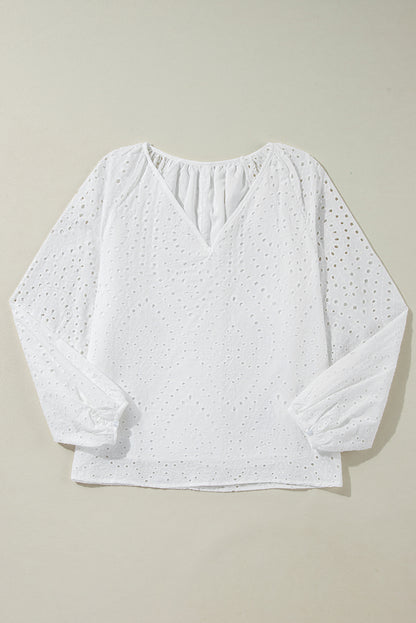 Witte blouse met V-hals, pofmouwen en geborduurde oogjes