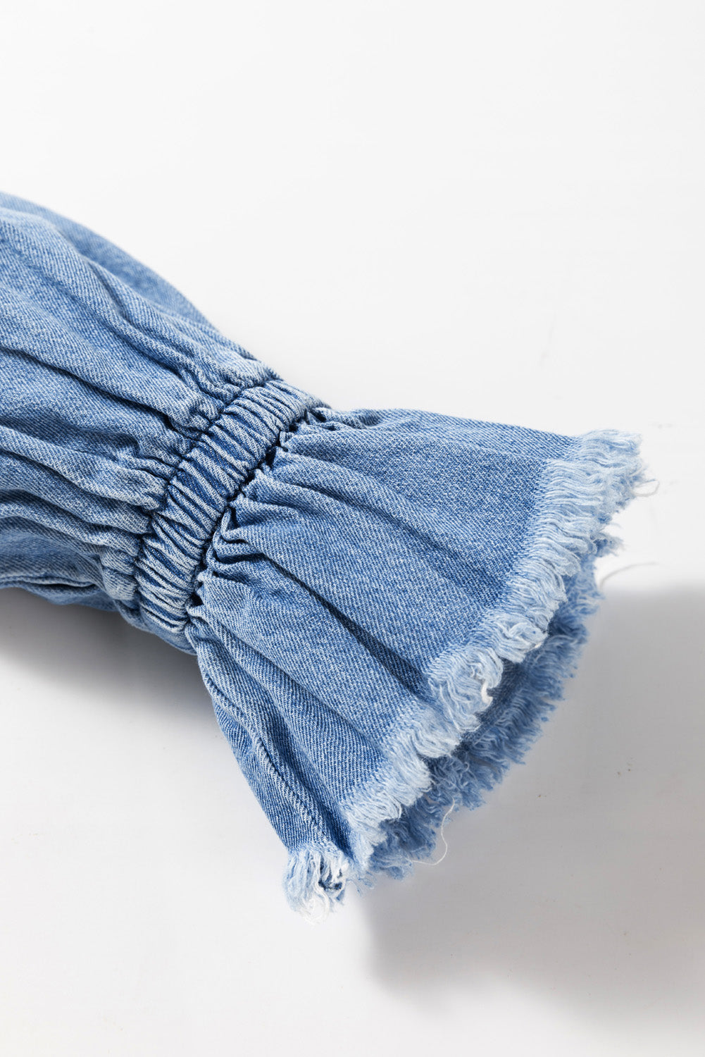 Hemelsblauwe denim top met ruches en halfgeknoopte zoom