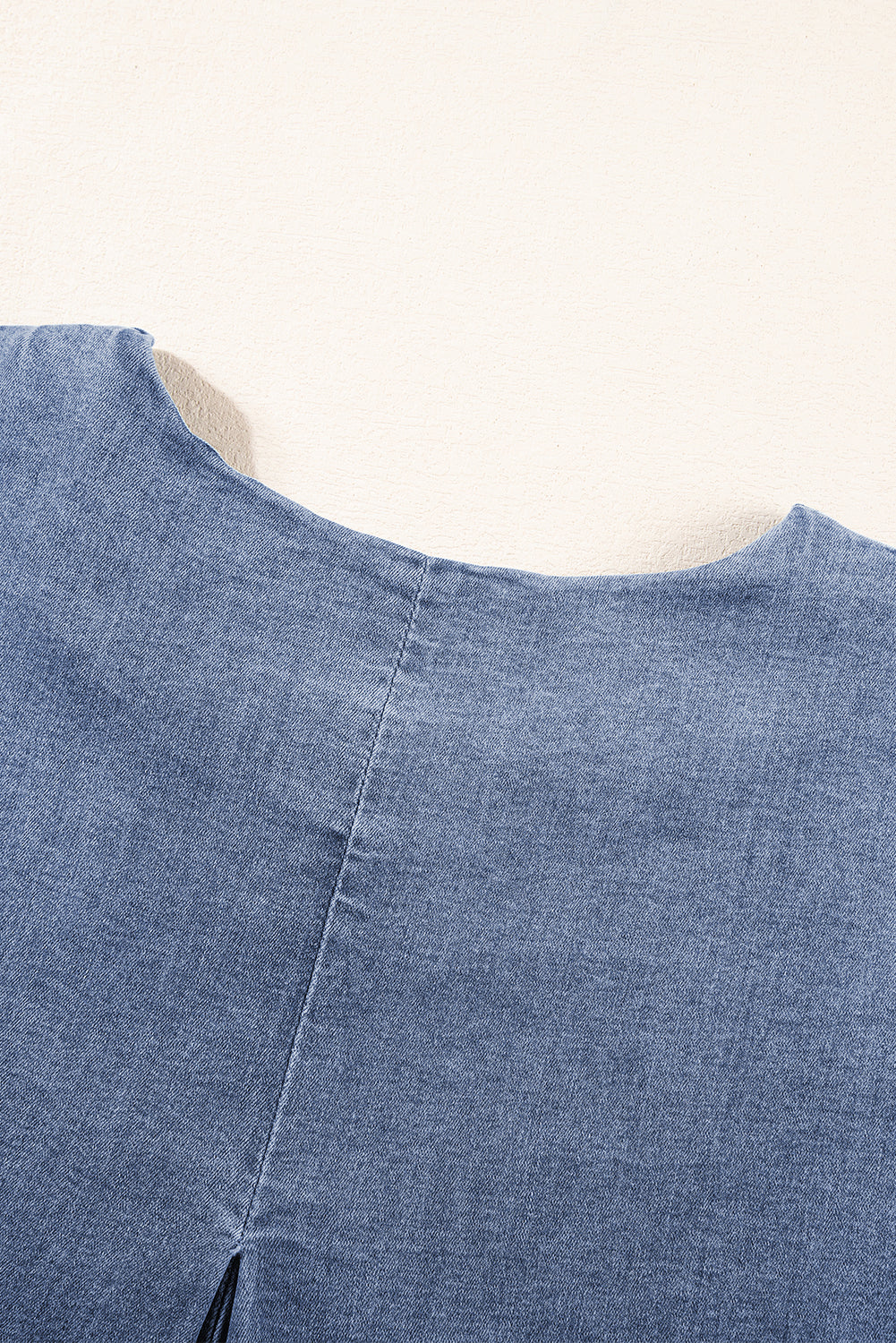 Lichtblauwe denim T-shirt met omslagmouwen en elastische shorts