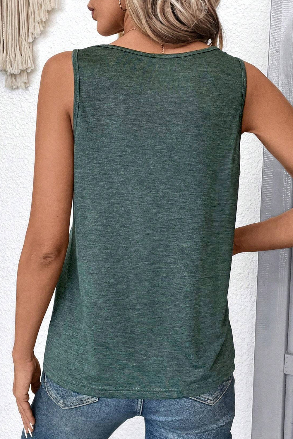 Mistgroene tanktop met V-hals en ruches