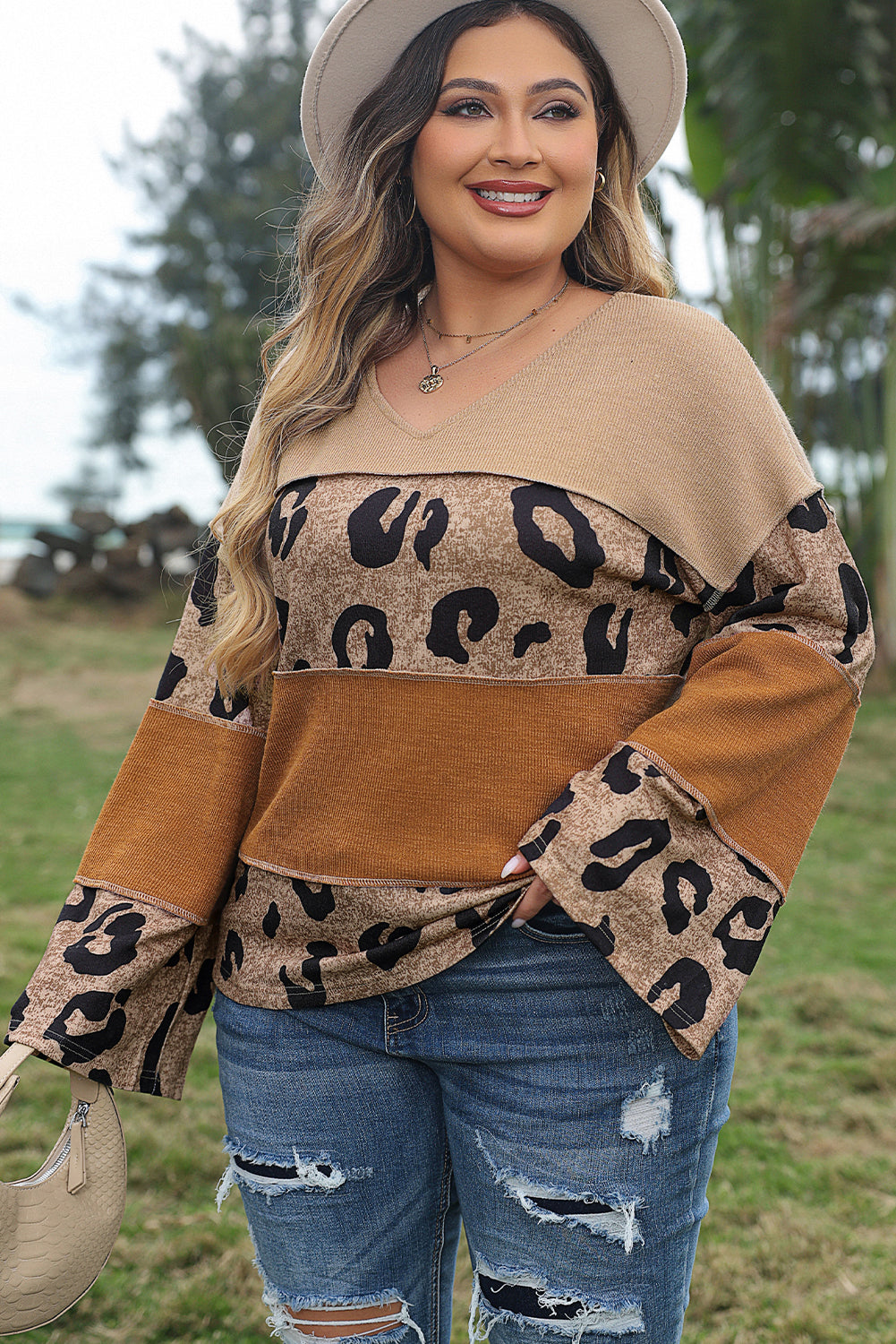 Licht Frans Beige Plus Size Luipaard Colorblock Patchwork Top met Wijde Mouwen