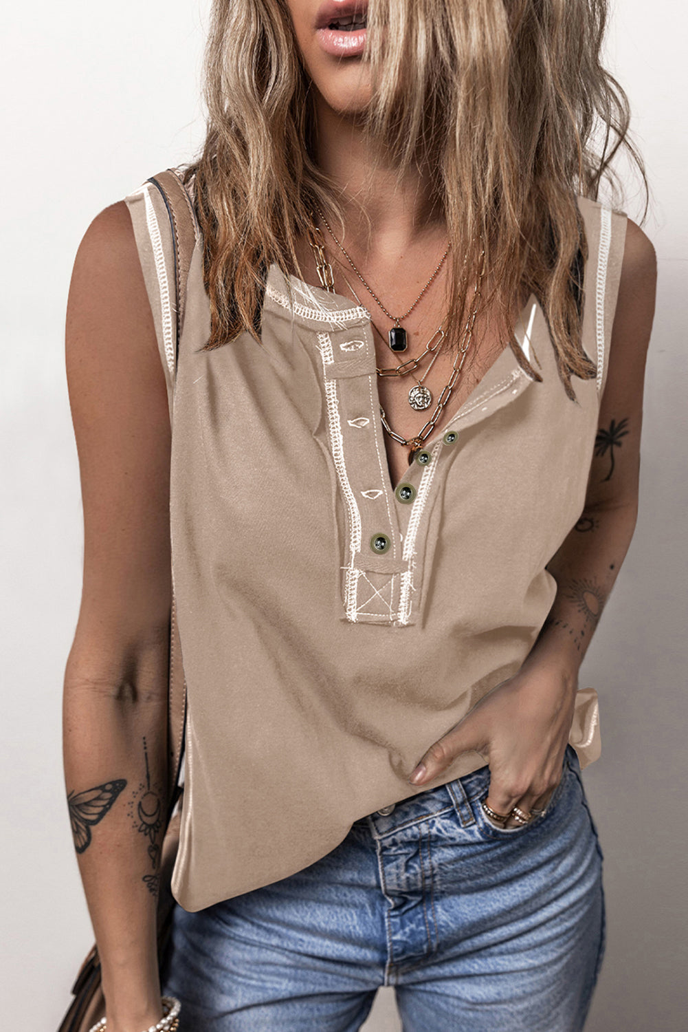 Licht Frans beige Henley tanktop met contrasterende stiksels en zichtbare naden