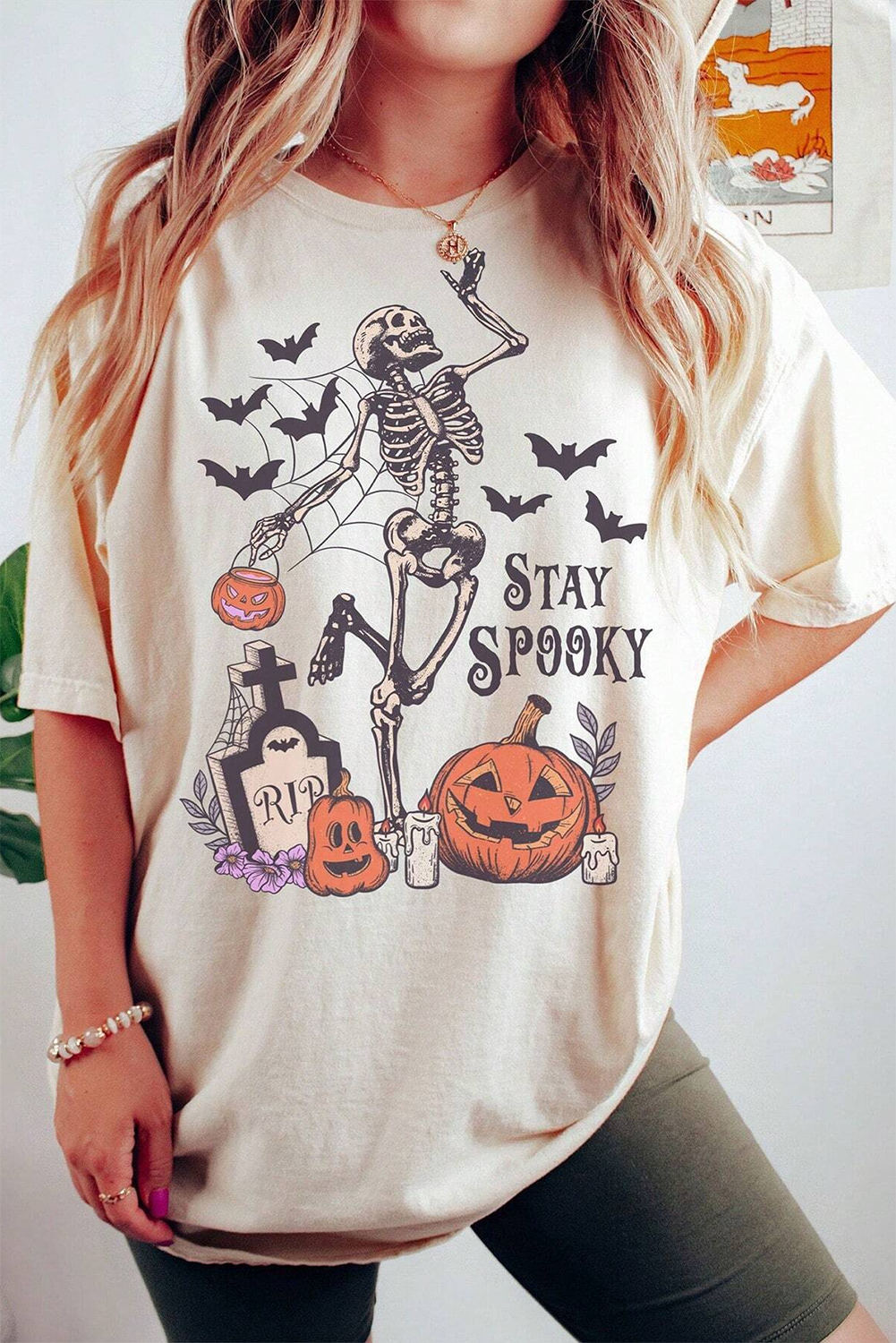 Witte schedelpompoengezicht STAY SPOOKY grafische Halloween T-shirt