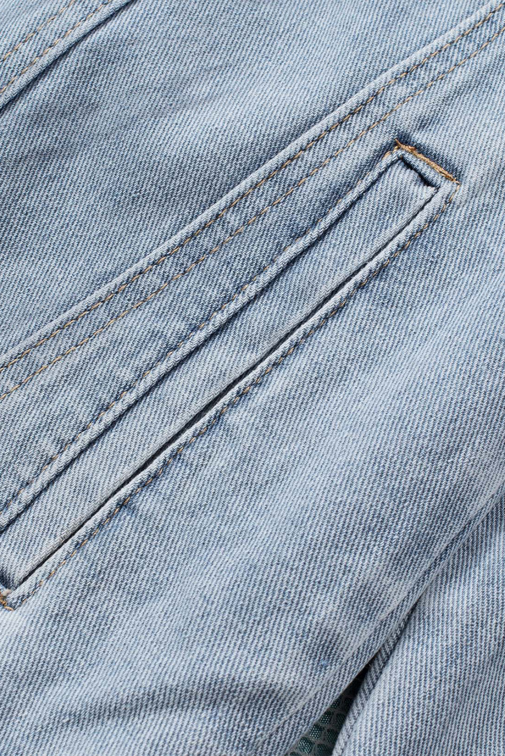 Hemelsblauwe denimjas met capuchon en gescheurde knoopsluiting