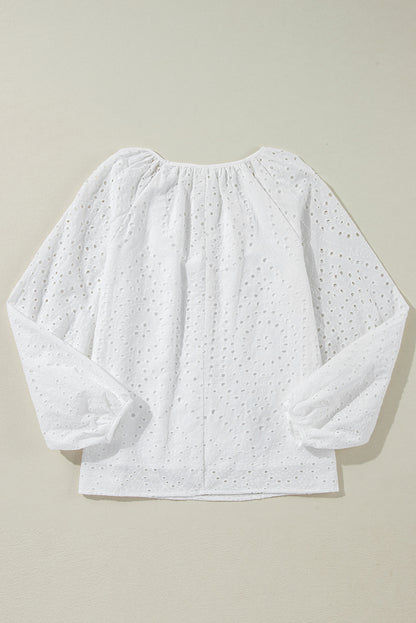 Witte blouse met V-hals, pofmouwen en geborduurde oogjes