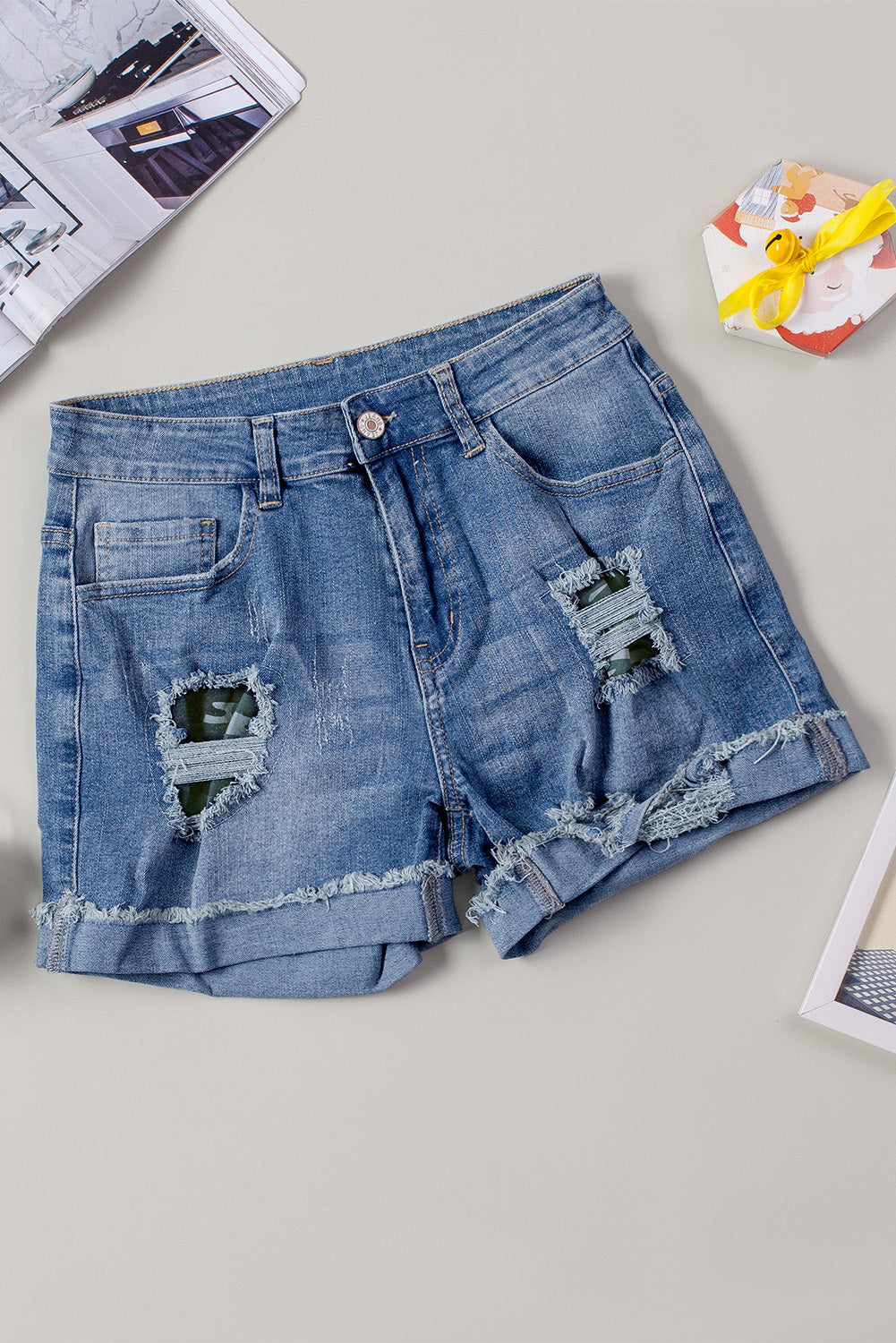 Casual denim shorts met bloemenpatchwork en opgerolde zoom