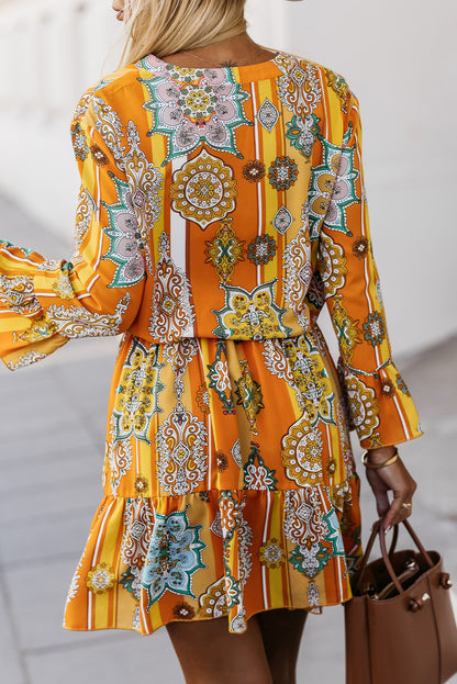 Oranje mini-jurk met V-hals, boho-geometrische print en knopen