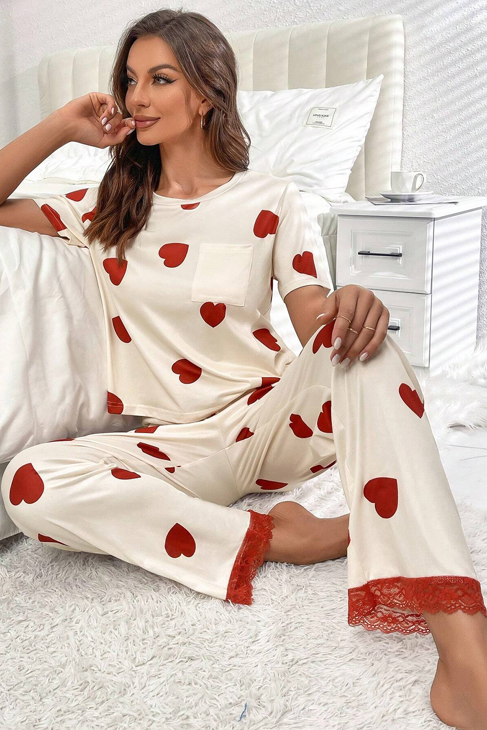 Ensemble pyjama blanc avec t-shirt et pantalon à ourlet en dentelle et imprimé cœur pour la Saint-Valentin