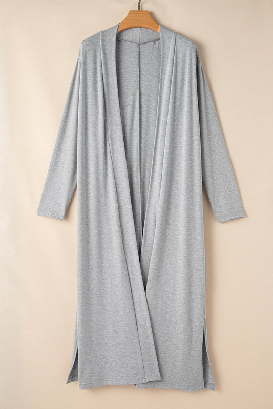 Ensemble de détente composé d'un cardigan long fendu gris clair et d'un pantalon skinny