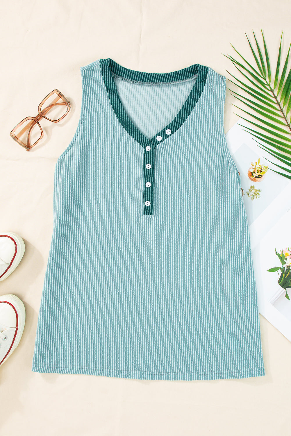 Mintgroene tanktop met contrasterende V-hals en knoopsluiting