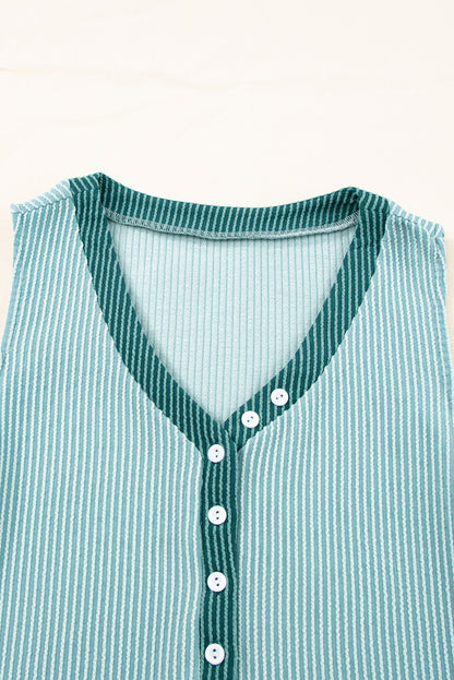 Mintgroene tanktop met contrasterende V-hals en knoopsluiting