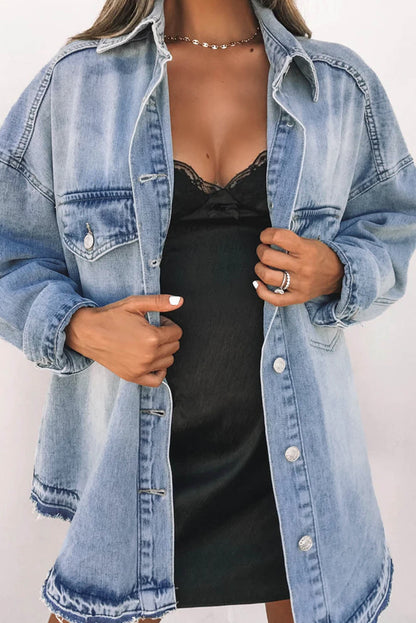 Hemelsblauwe oversized denim jas met klepzak en knopen