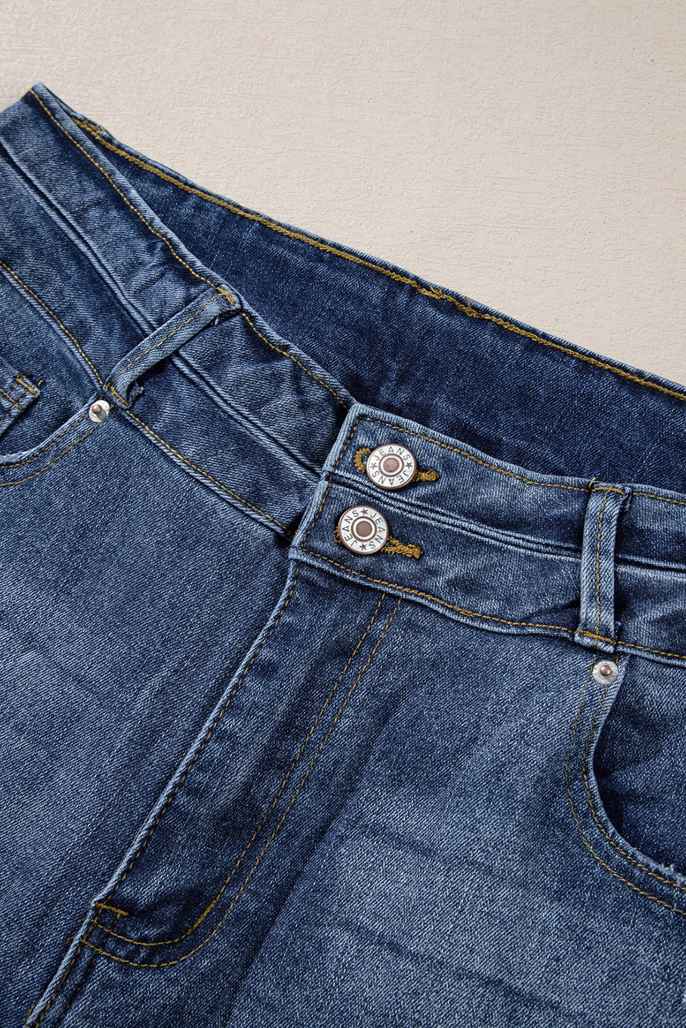 Hemelsblauwe jeans met hoge taille en gescheurde knopen