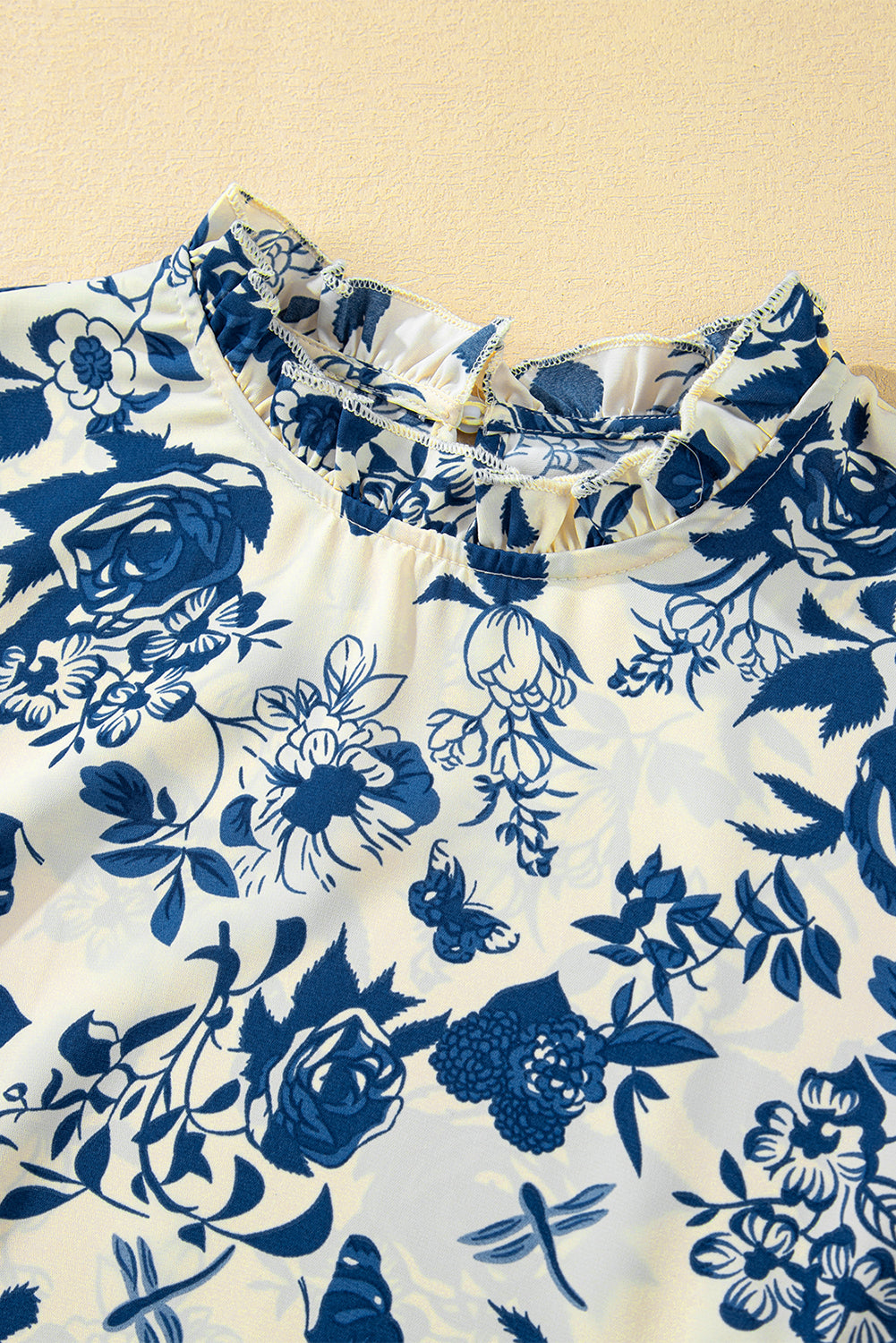 Blouse met bloemenprint, volantmouwen en sleutelgatrug in hemelsblauw