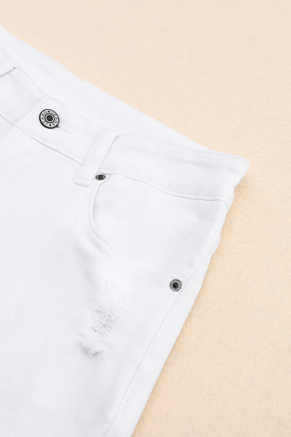 Witte gescheurde jeans met hoge taille en scheuren