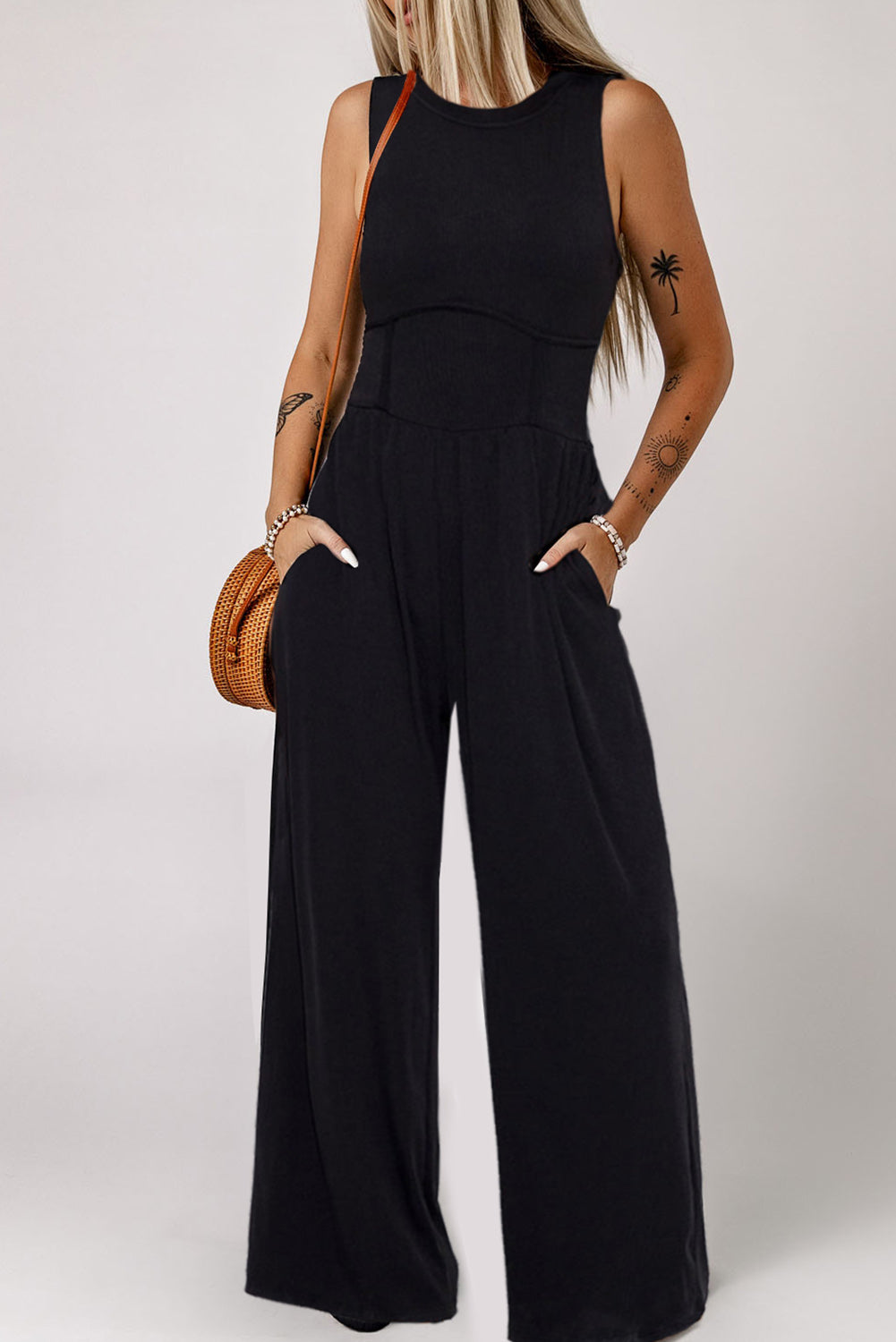 Zwarte jumpsuit met wijde pijpen en een strakke taille zonder mouwen