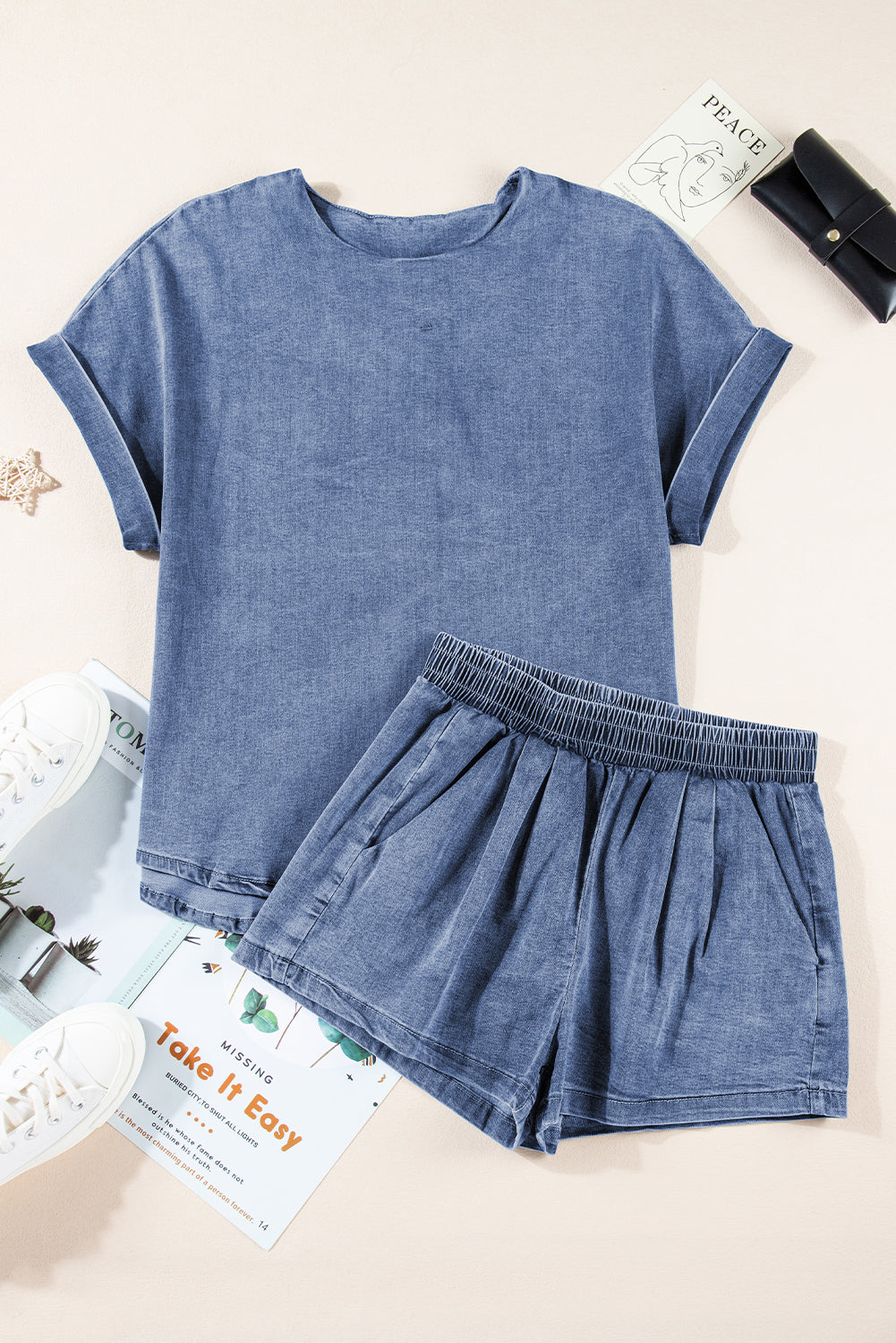 Lichtblauwe denim T-shirt met omslagmouwen en elastische shorts