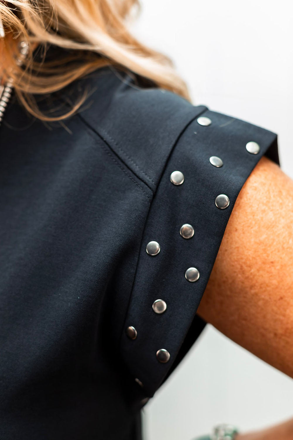 Zwarte T-shirtjurk met studs en capuchon in grote maten