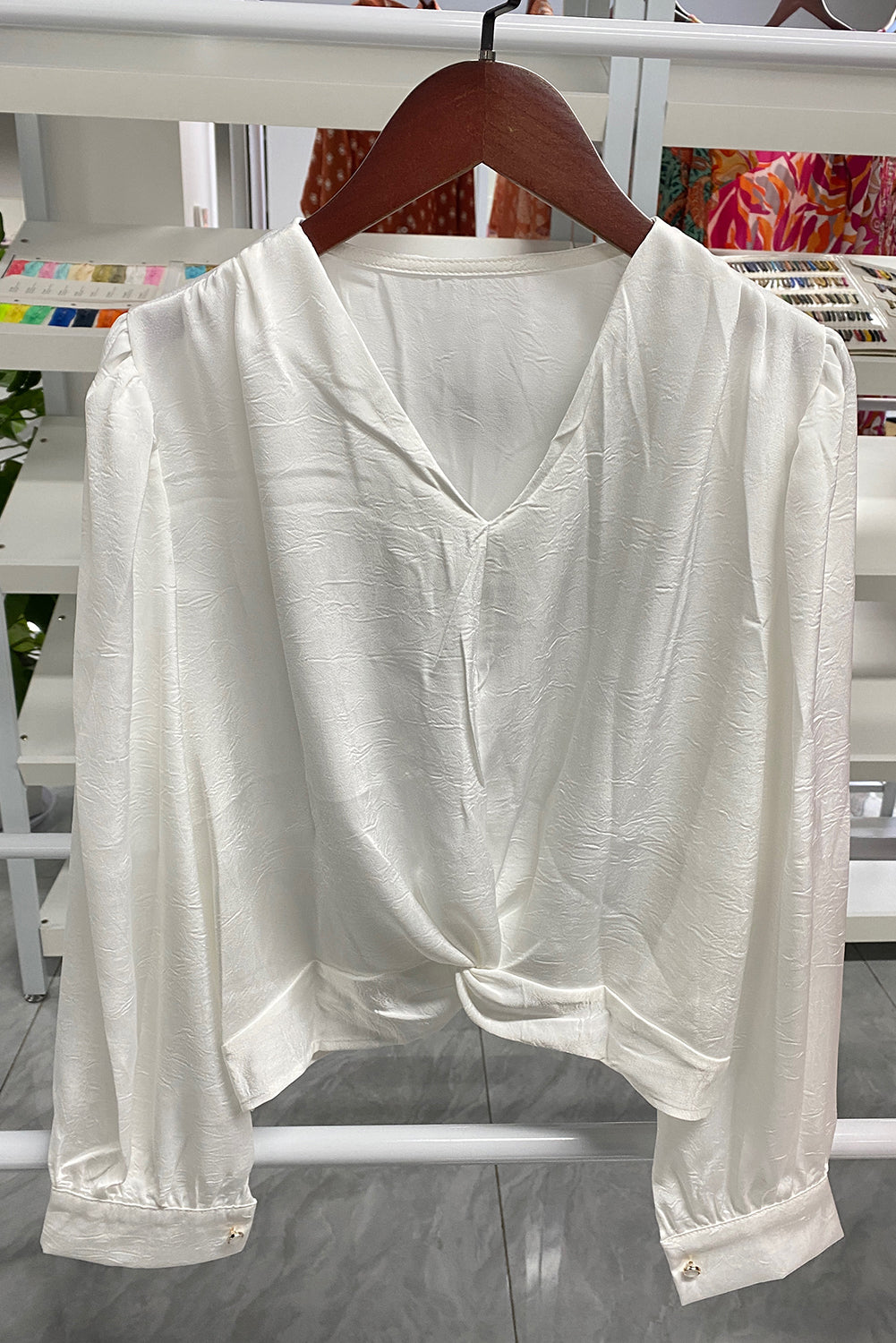 Witte V-hals crop blouse met elastische gedraaide zoom