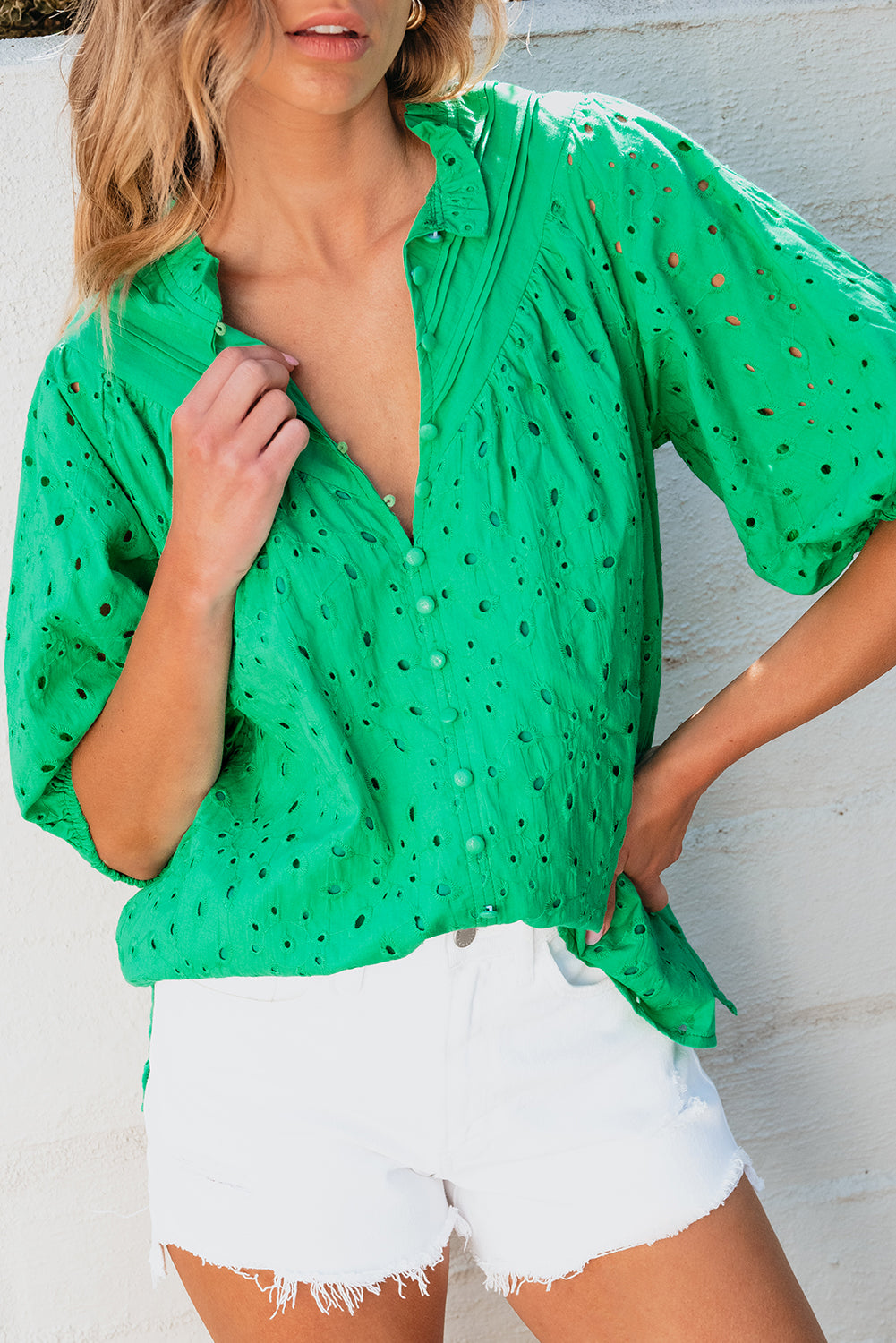 Zwarte blouse met geborduurde bloemen en uitgeholde pofmouwen