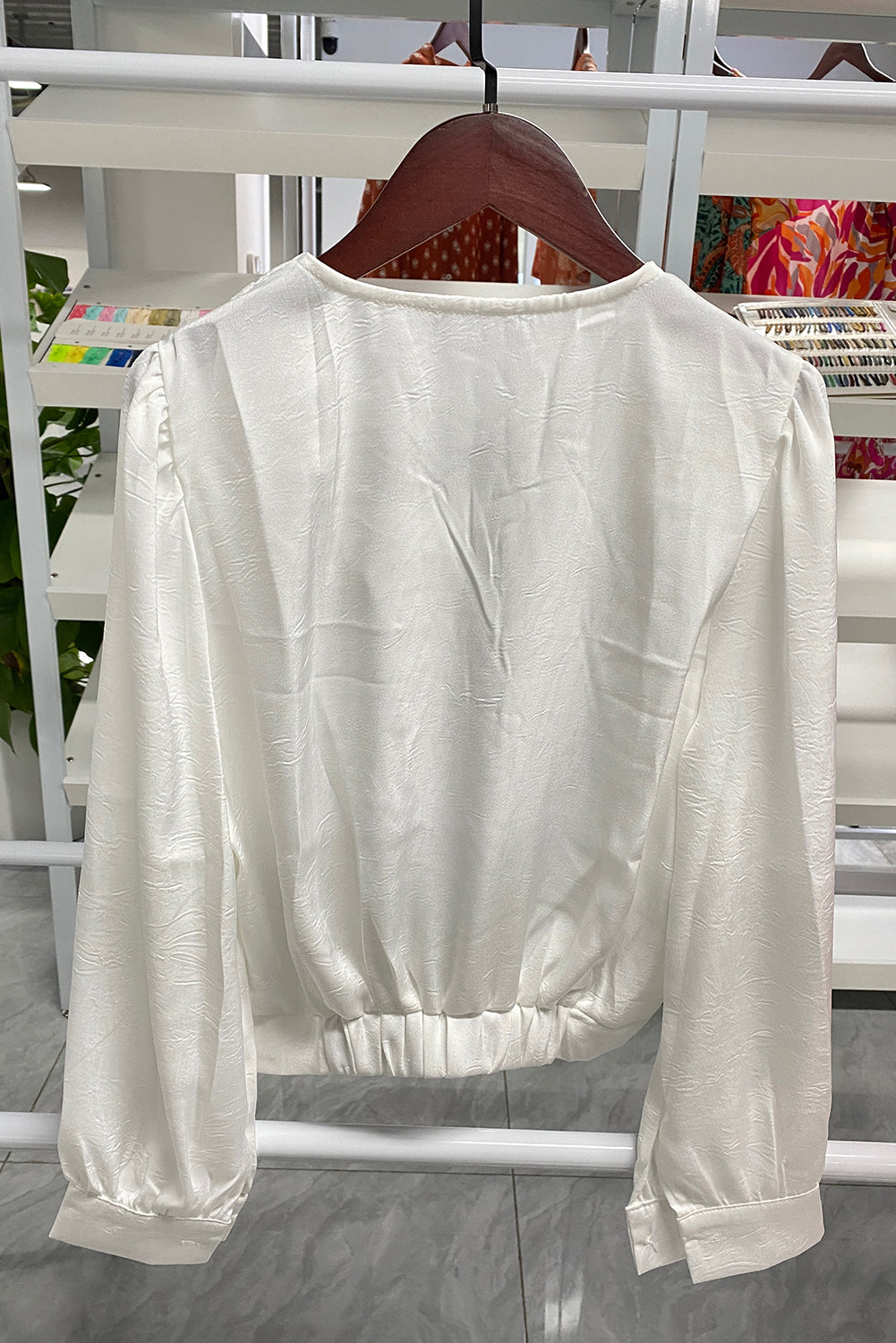 Witte V-hals crop blouse met elastische gedraaide zoom