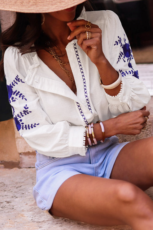 Chemise blanche à manches bouffantes et broderie florale