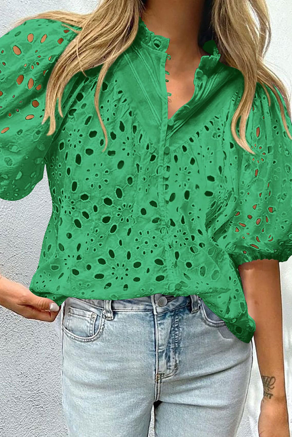 Zwarte blouse met geborduurde bloemen en uitgeholde pofmouwen