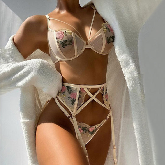 Ensemble de lingerie sexy trois pièces en maille de dentelle brodée classique pour femme 